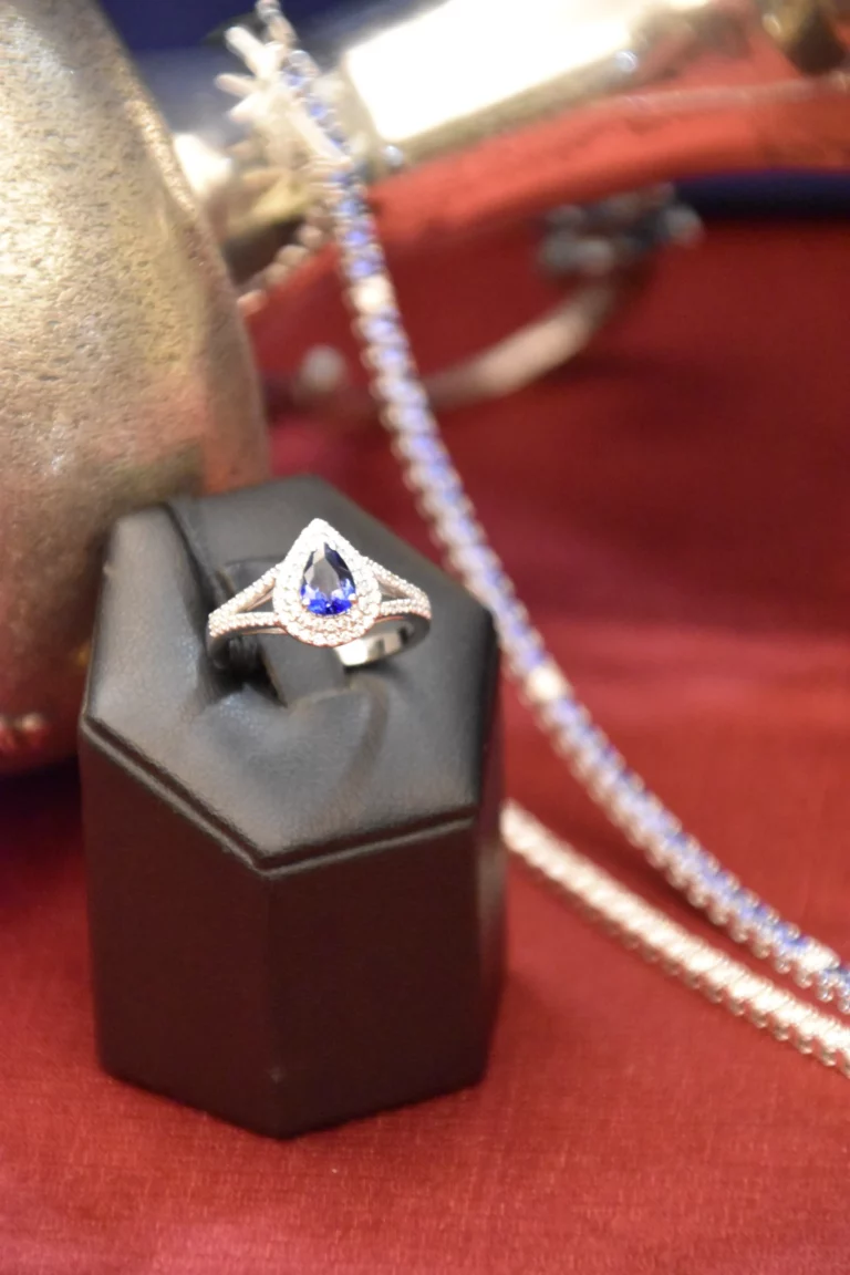 Anello con zaffiro e diamanti