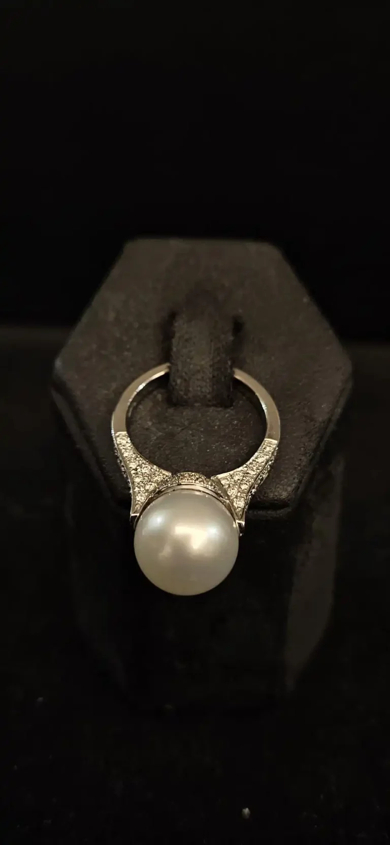 Anello con perla e inserti di diamanti