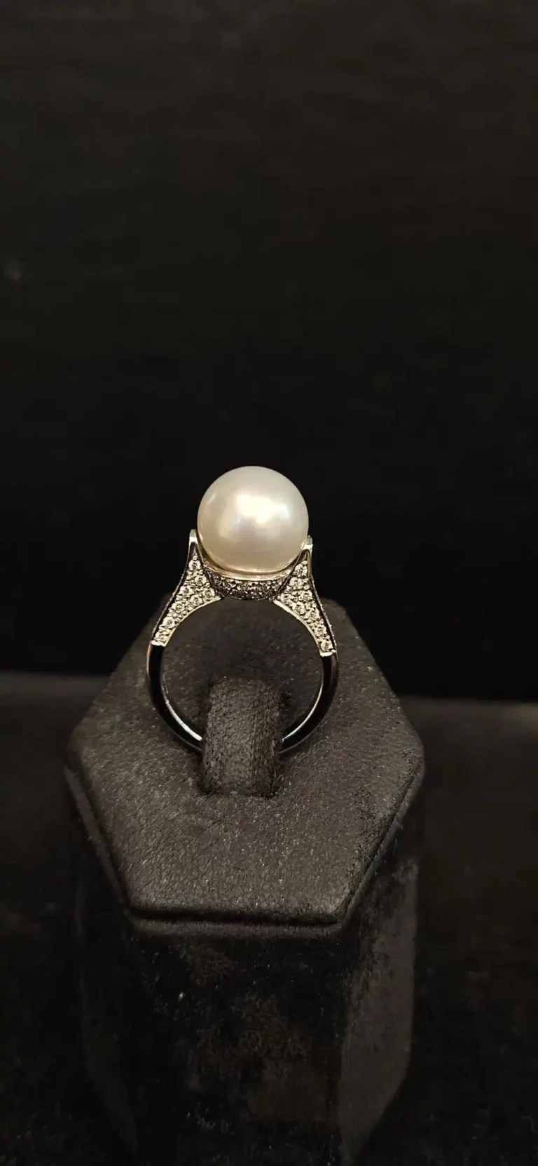 Anello con perla e inserti di diamanti